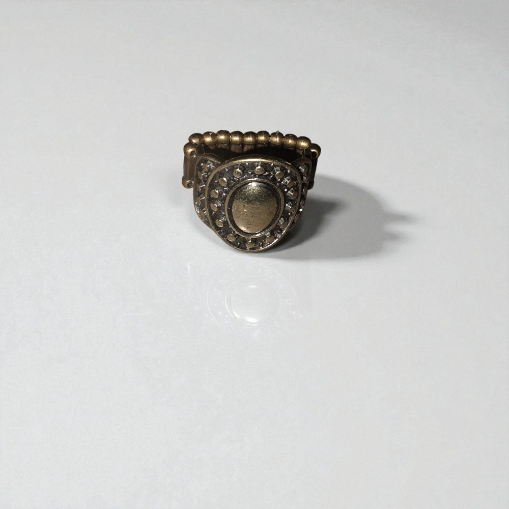 stretch antique gold-tone ring with a central round Stone